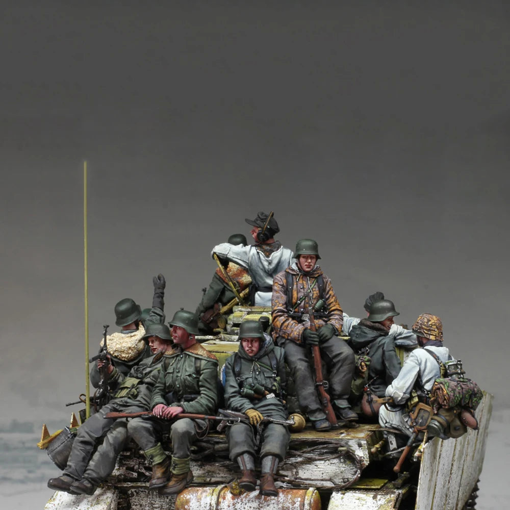 1/35 WWII German Soldiers with Support Crew, 13 Figures, Resin Model Figure Kit, Unassembled and Unpainted
