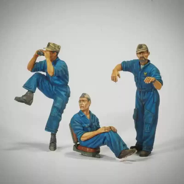 1/35 WWII Italian Tank Crew in Blue Coveralls, 3 Figures, Resin Model Figure Kit, Unassembled and Unpainted