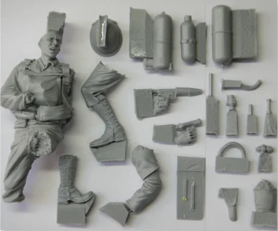1/16 WWII American Infantryman Advancing with Full Pack, Resin Model Figure Kit, Unassembled and Unpainted