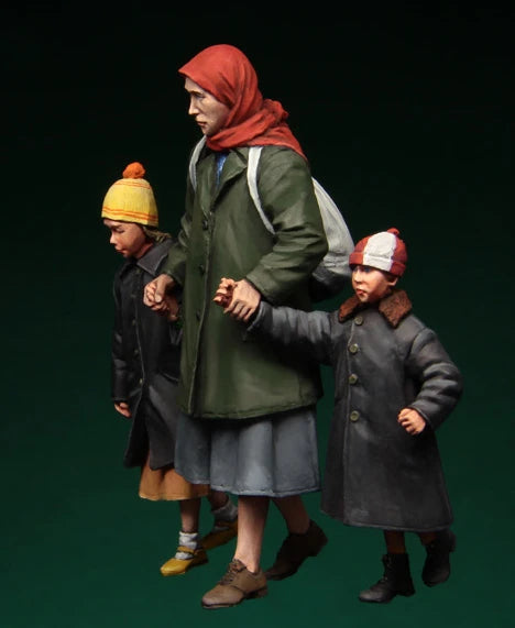 1/35 WWII Soviet Refugees, 3 Figures, Resin Model Figure Kit, Unassembled and Unpainted