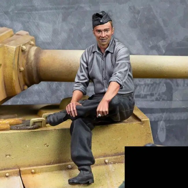 1/35 WWII Tank Crewman, Resin Model Figure Kit, Unassembled and Unpainted
