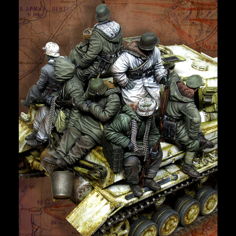 1/35 WWII German Panzer Crew Loading Ammunition, 8 Figures, Resin Model Figure Kit, Unassembled and Unpainted
