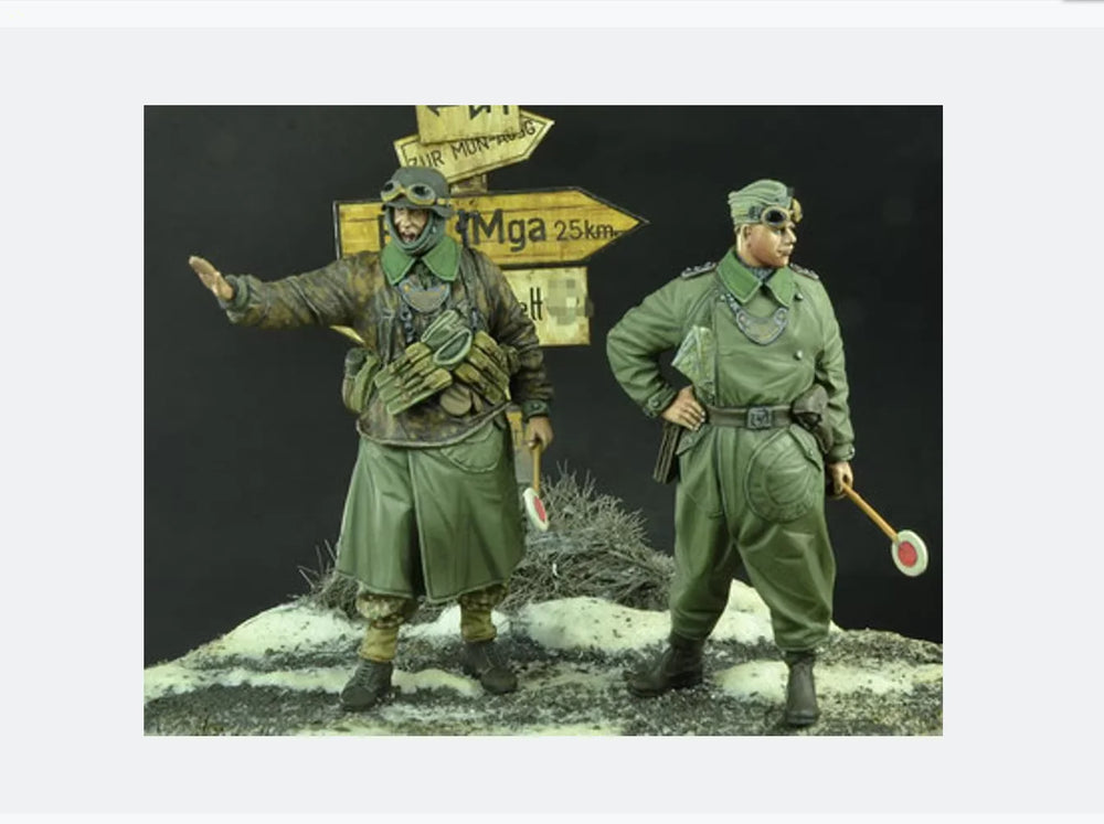 1/35 WWII German Officer Pointing with Aide, 2 Figures, Resin Model Figure Kit, Unassembled and Unpainted