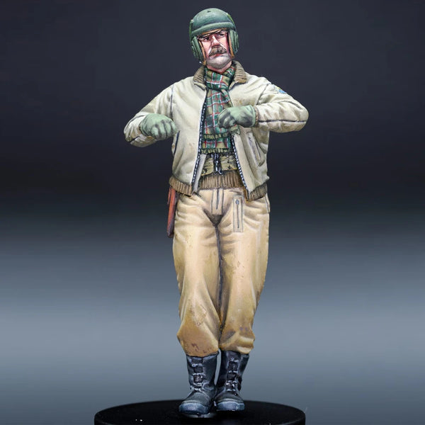 1/35 WWII US Tanker Standing in Flight Jacket, Resin Model Figure Kit, Unassembled and Unpainted