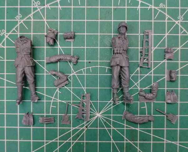1/35 WWII German Infantry Squad at Rest, 2 Figures, Resin Model Figure Kit, Unassembled and Unpainted