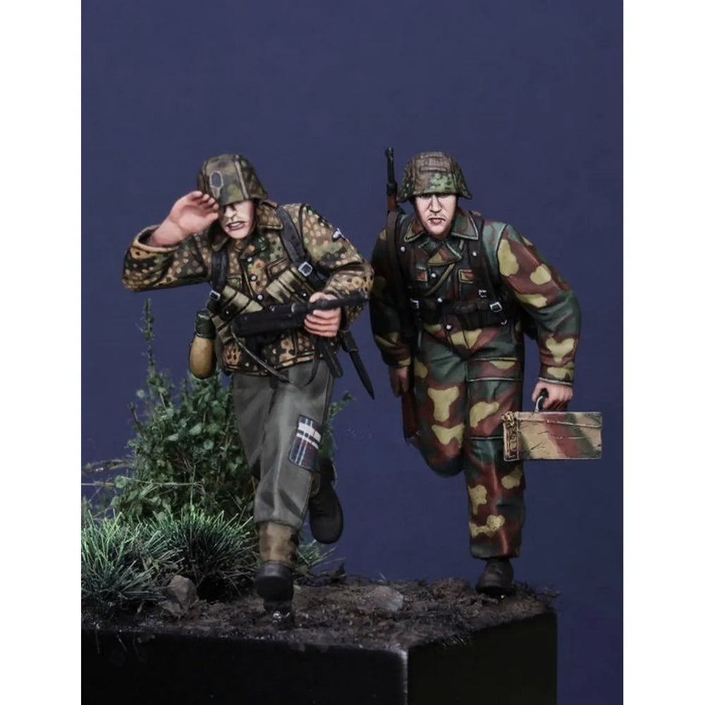 1/35 WWII German Panzergrenadiers Advancing, 4 Figures, Resin Model Figure Kit, Unassembled and Unpainted