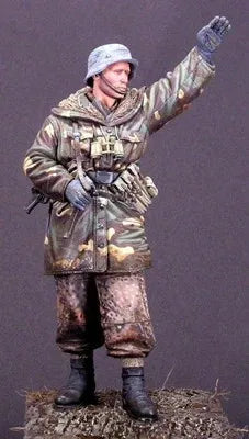 1/16 WWII German Officer Signaling Orders, Resin Model Figure Kit, Unassembled and Unpainted