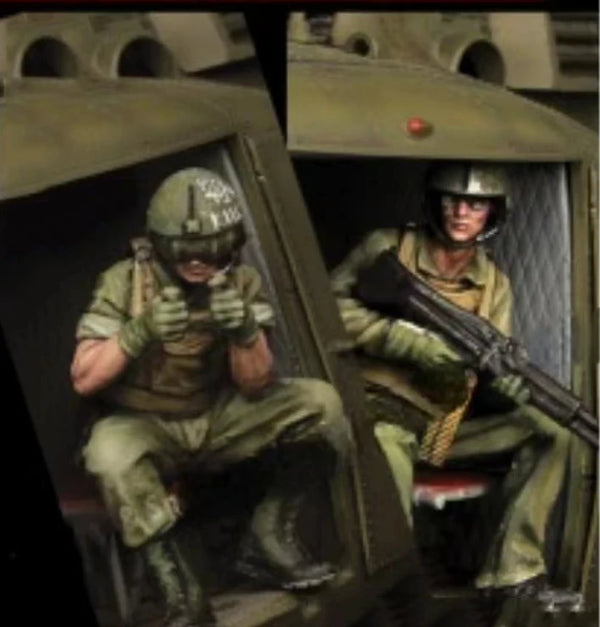 1/35 Modern Tactical Infantryman Crouching, 2 Figures, Resin Model Figure Kit, Unassembled and Unpainted