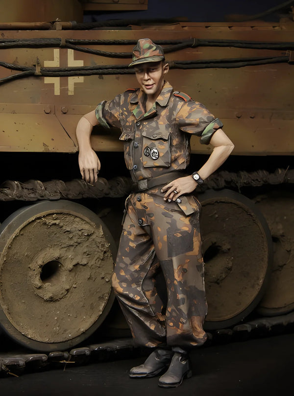 1/35 WWII German Panzer Officer Hands on Hips, Resin Model Figure Kit, Unassembled and Unpainted