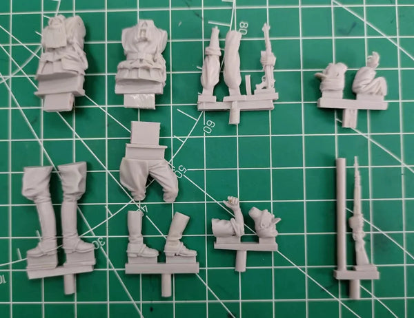 1/35 WWII German Panzer Commander with Shovel-Armed Crew, 2 Figures, Resin Model Figure Kit, Unassembled and Unpainted