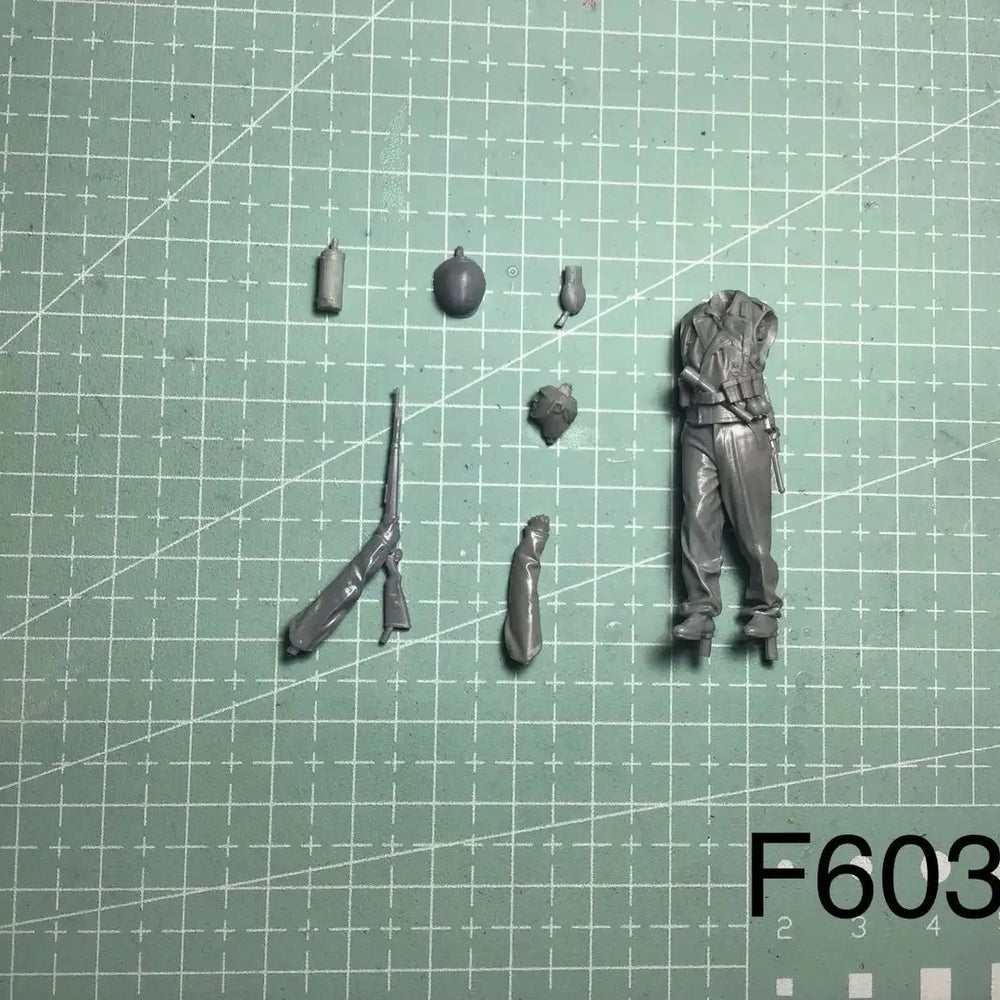 1/35 WWII German Officer and MP40 Gunner, 2 Figures, Resin Model Figure Kit, Unassembled and Unpainted