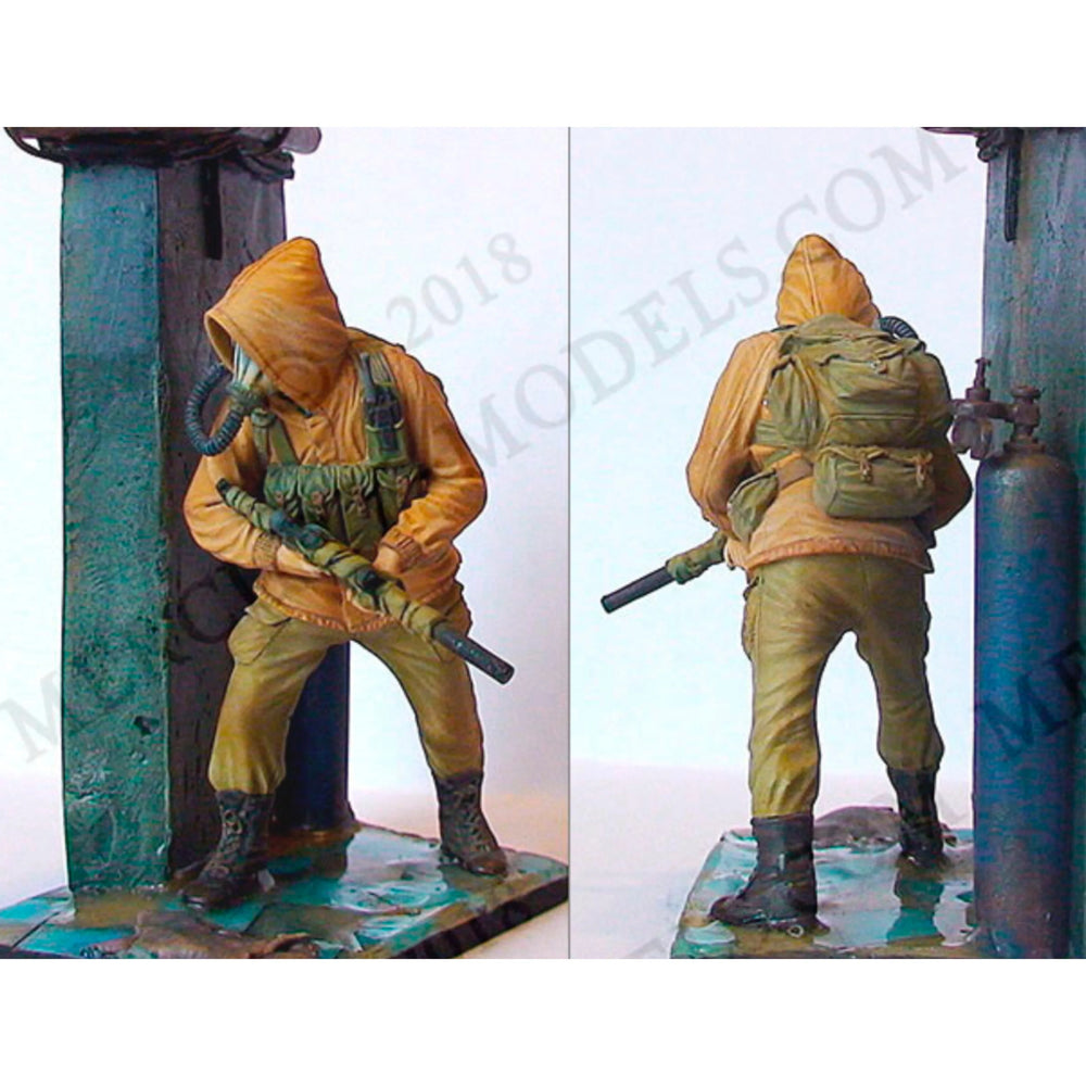 WWII Soldier with Equipment, Resin Model Figure Kit, Unassembled and Unpainted