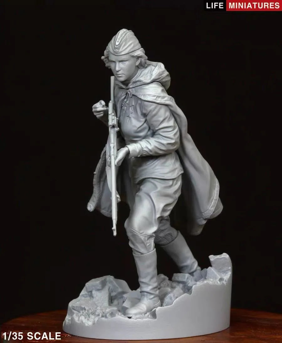 1/35 WWII Soviet Female Sniper Resin Figurine Military Theme Unassembled and Uncolored