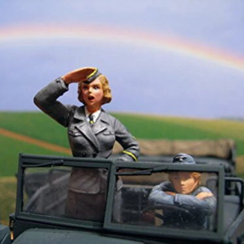 WWII Soviet Female Military Personnel Vehicle Crew 6-Figure Set 1/35 Resin Kit - resin model view 3