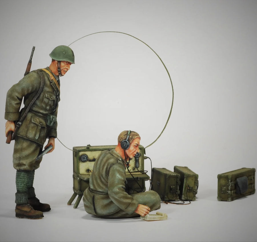 1/35 Resin Model Figure Gk，Two People and the Radio , Unassembled and Unpainted Kit