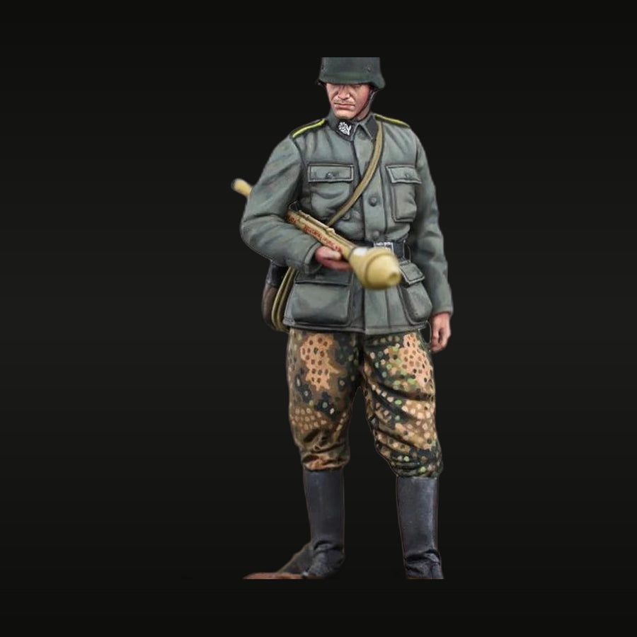 WWII German SS Officer with Panzerfaust Splittermuster 1/35 Resin Figure Kit - unpainted resin model kit