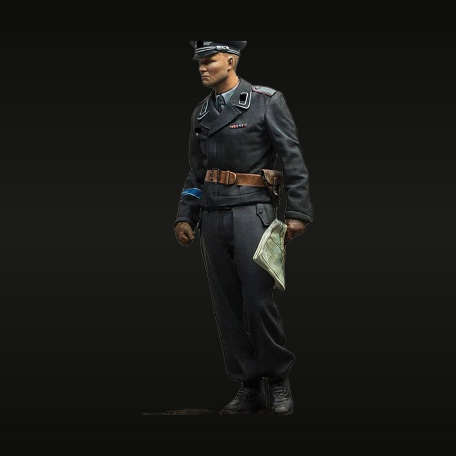 WWII German SS Officer with Map 1/35 Resin Figure - unpainted resin model kit