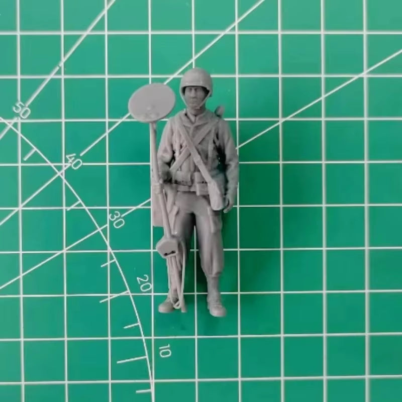 WWII US Army Soldier Kneeling with Entrenching Tool 1/35 Resin Figure Kit - resin model view 5