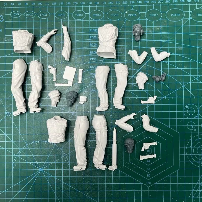 WWII British M10 Achilles Tank Crew 4-Figure Set 1/16 Resin Kit - resin model view 3