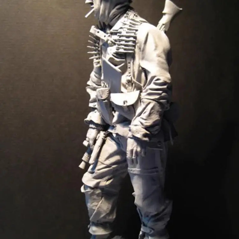 WWII German Rifleman with Ammunition Belt 1/16 Resin Figure Kit - resin model view 5