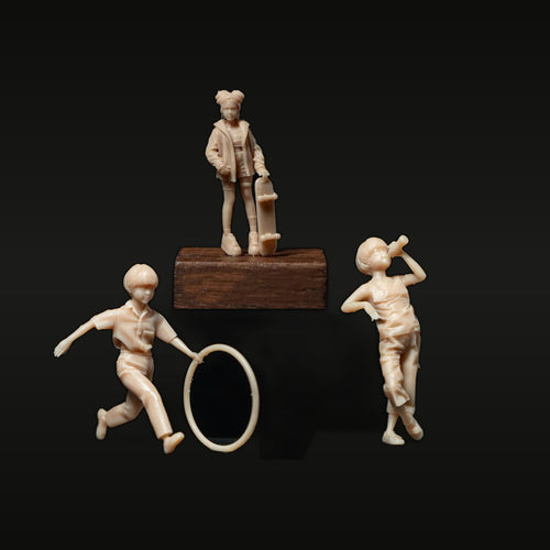 Children Playing with Hula Hoop & Skateboard 1/35 Resin Figure Set