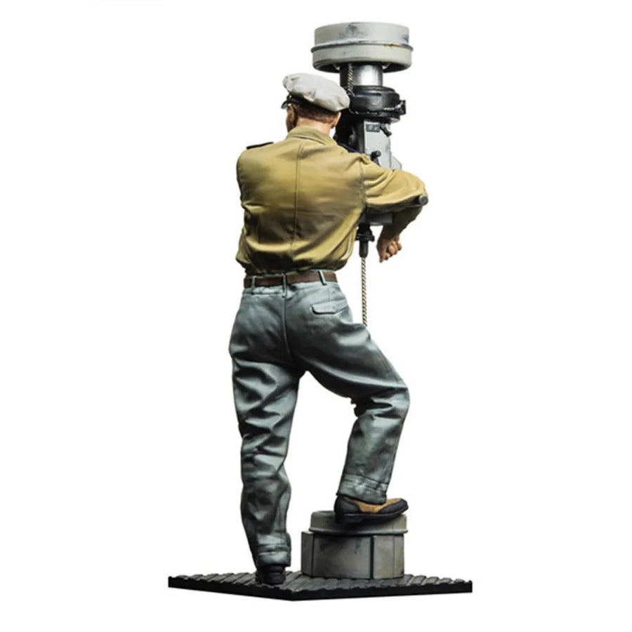 WWII German U-Boat Officer with Periscope/Search Device 1/16 Resin Figure Kit - resin model view 4