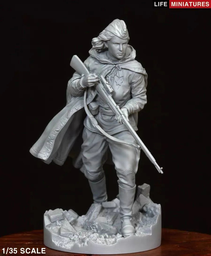 1/35 WWII Soviet Female Sniper Resin Figurine Military Theme Unassembled and Uncolored