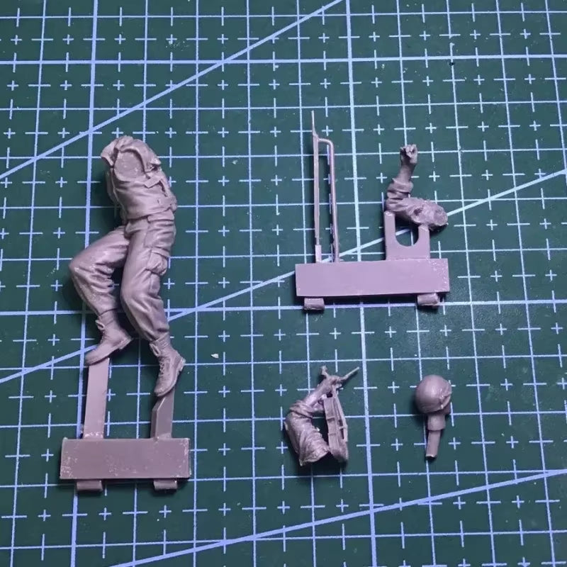 1/35 Scale Diecast Resin Figure Soldier Model Kit IDF Soldier Playing Violin Miniatures Unassembled and Unpainted Garage Kit