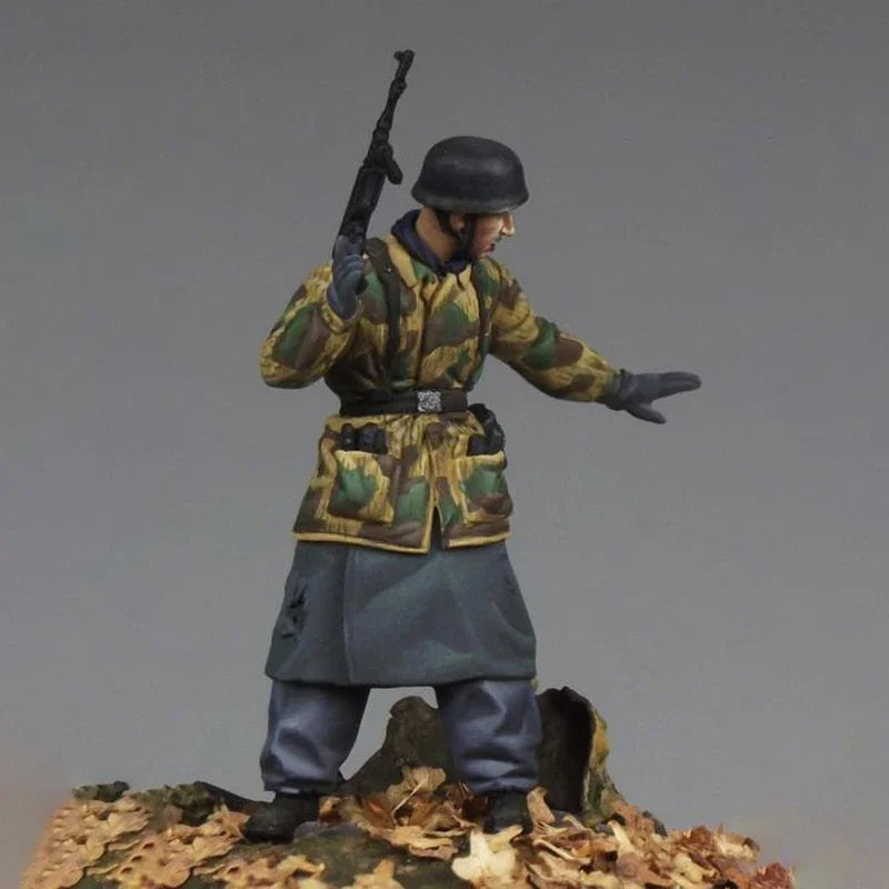 WWII German Soldier Camouflage Smock with MP40 1/35 Resin Figure Kit - resin model view 4