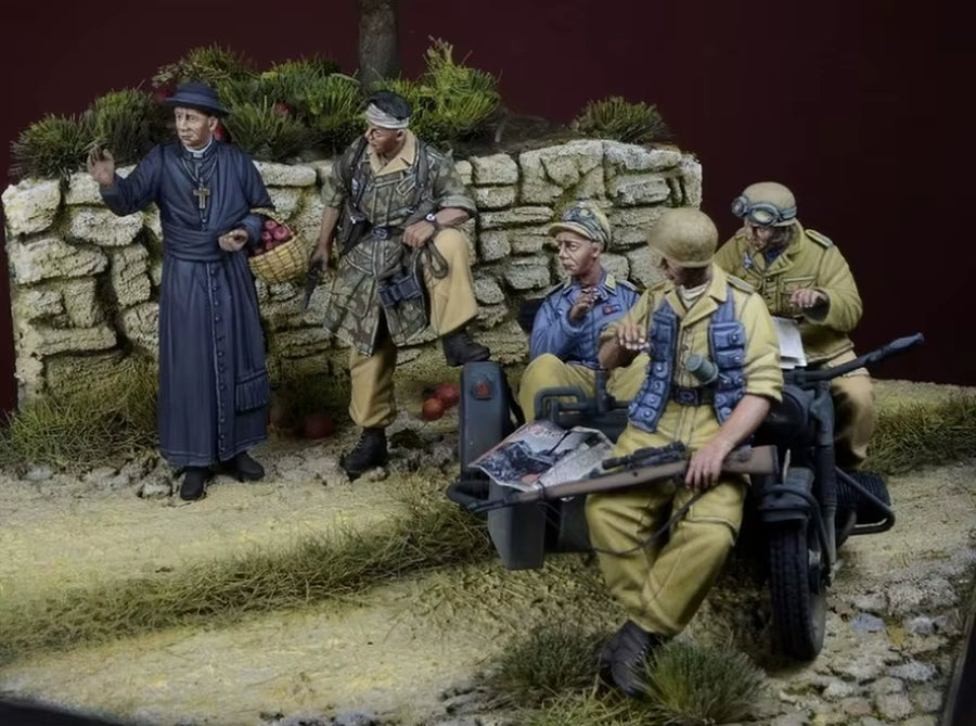 1/35 Scale Die-Cast Resin Figure Model Kit Italian Paratroopers and Civilian 5 Figures (No Motorcycle) Unassembled and Unpainted