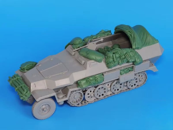 WWII German Sd.Kfz.251 Halftrack with Stowage 1/35 Resin Model Kit