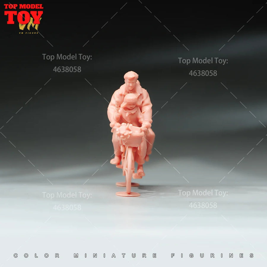 Painted Miniatures 1/64 a Family of Three Rode Bicycles Shopping Male Female Scene Figure Dolls Unpainted Model for Car Vehicles