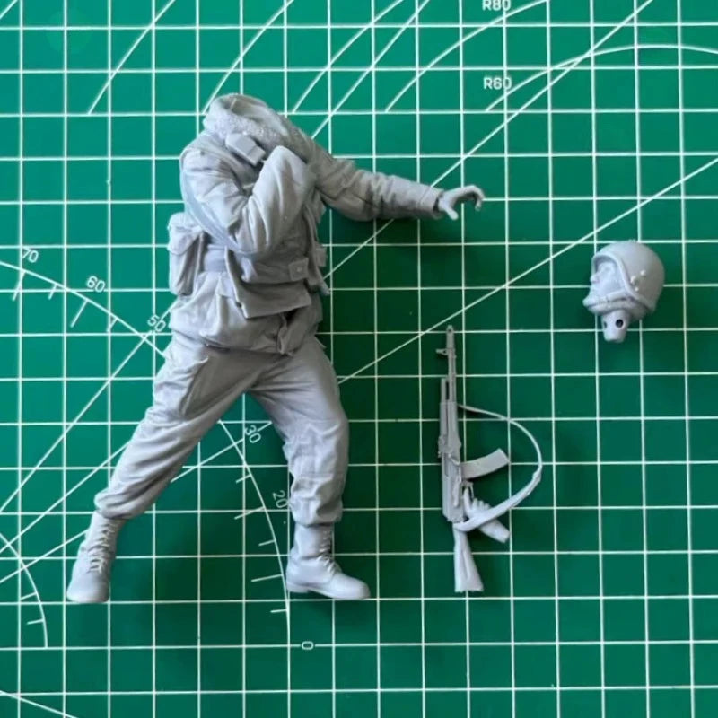 Modern Russian Special Forces Operator Lunging Attack 1/16 Resin Figure Kit - resin model view 3