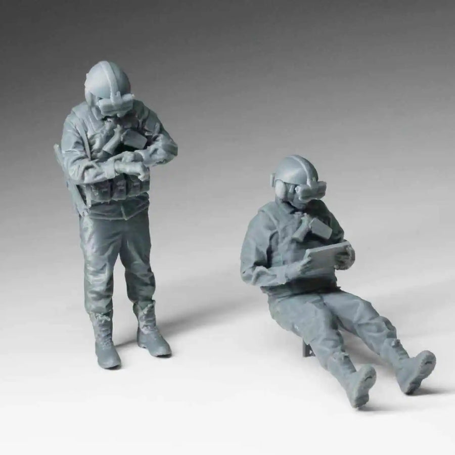 Modern PLA Soldiers Set of 2 with Rifle & Tablet 1/35 Resin Figure Kit - resin model view 2