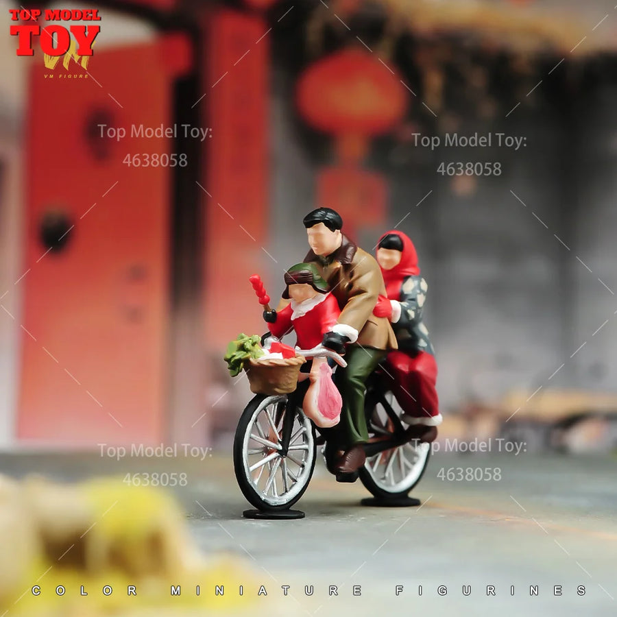 Painted Miniatures 1/64 a Family of Three Rode Bicycles Shopping Male Female Scene Figure Dolls Unpainted Model for Car Vehicles
