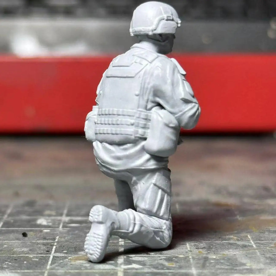 Modern PLA Combat Soldier Kneeling QBZ Rifle 1/35 Resin Figure Kit - resin model view 4
