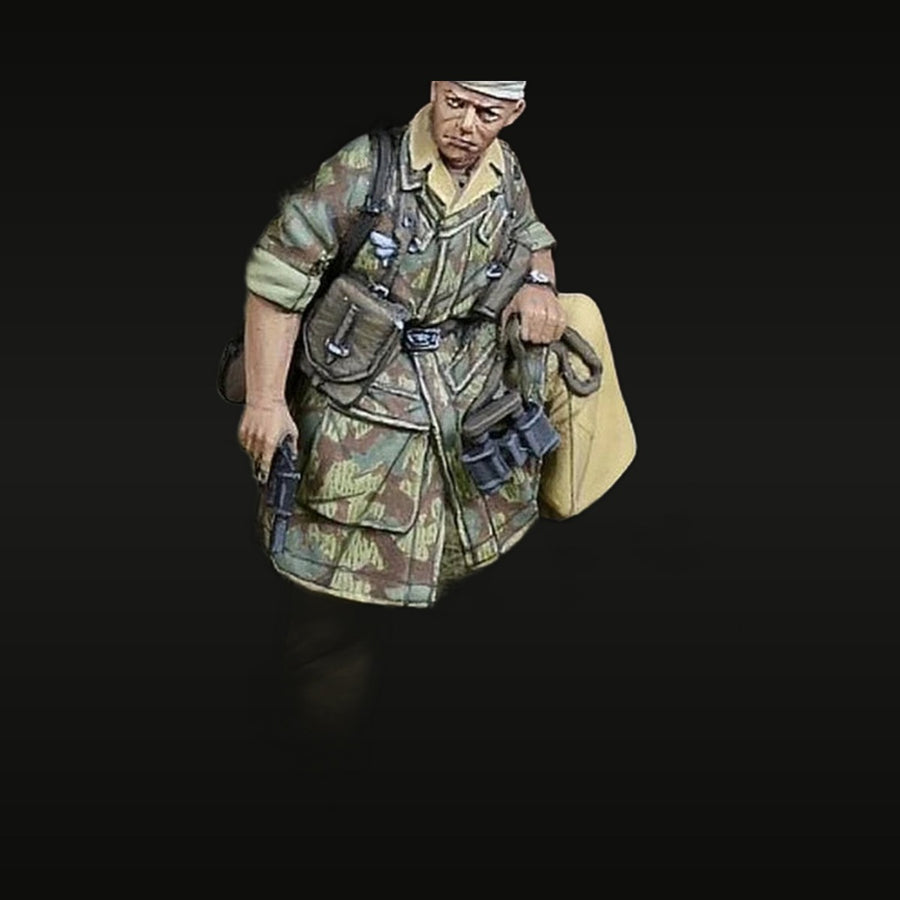 WWII British Wounded Soldier with Bandage 1/35 Resin Figure Kit - unpainted resin model kit
