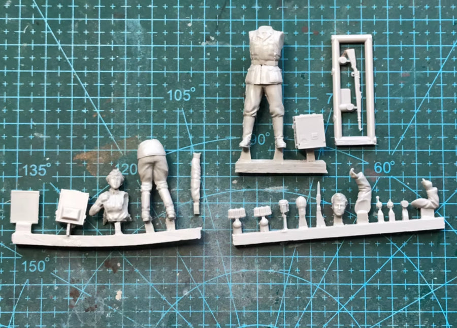 WWII Soviet Radio Operator 2-Figure Set 1/35 Scale Resin Kit - resin model view 4