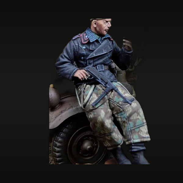 WWII German Luftwaffe Airman MP40 Climbing Vehicle 1/35 Resin Figure Kit