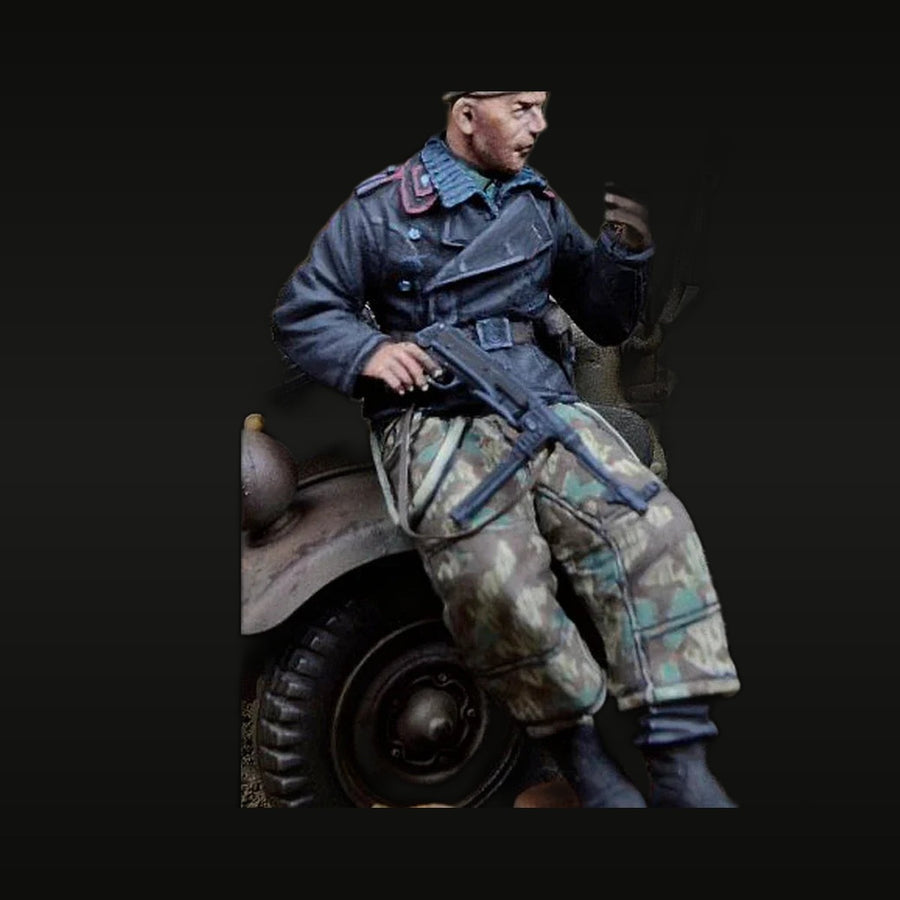 WWII German Luftwaffe Airman MP40 Climbing Vehicle 1/35 Resin Figure Kit - unpainted resin model kit