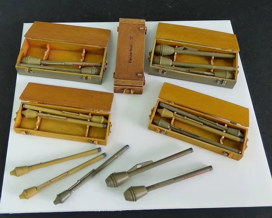 1/35 Scale Die-Cast Resin Model Assembled Kit WWII German Panzerfaust 30 + 60 Scene Model Unassembled and Unpainted