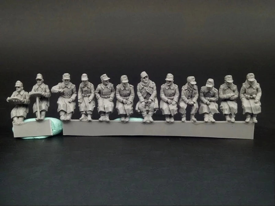 1/72 Scale Diecast Resin Figure Model Kit WWII German Seated Infantry 12 Figures Unpainted