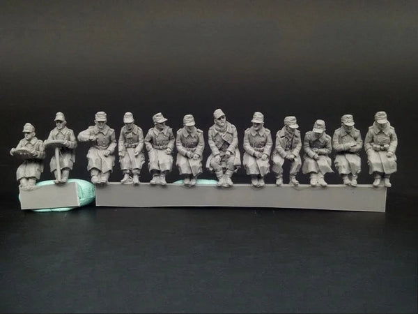 WWII German Seated Infantry Squad 12-Figure Set 1/72 Resin Kit