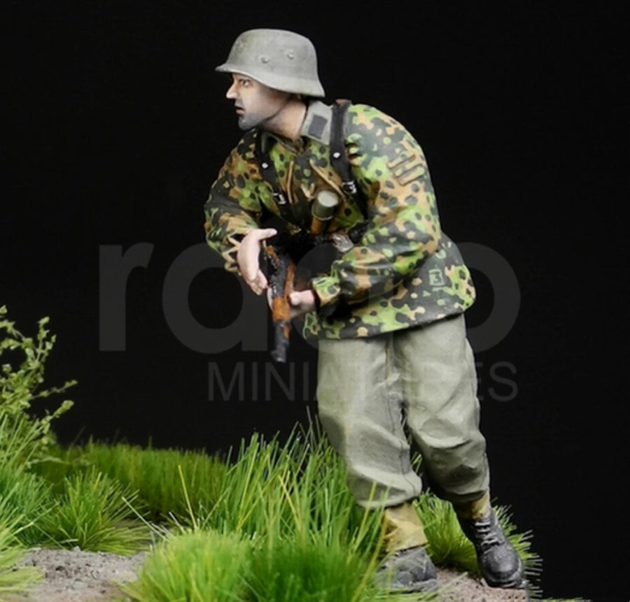 WWII German SS Soldiers with MP40 & Kar98k Late War 1/35 Resin Figure Kit - resin model view 2