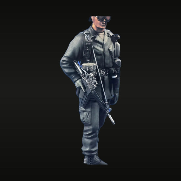 Modern Female Tactical Operator with M4 Carbine 1/16 Resin Figure