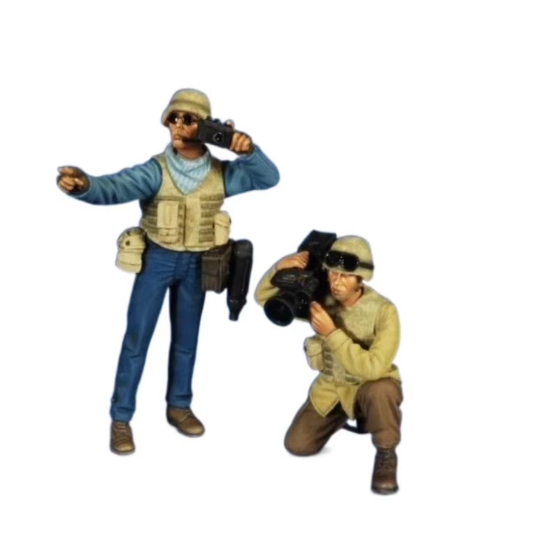 Modern War Correspondent Documentary Crew 2-Figure Set 1/35 Resin Kit - resin model view 2
