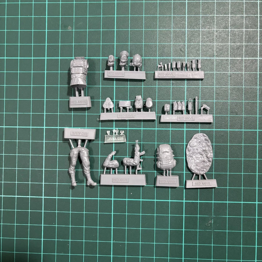 Modern Russian Soldier with Assault Rifle 1/35 Resin Figure Kit - resin model view 3