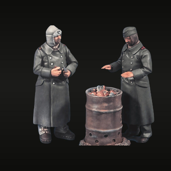 WWII Soviet Winter Soldiers Warming at Brazier 1/35 Resin Diorama Kit
