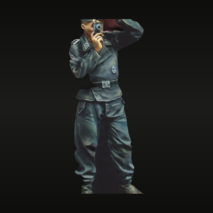 WWII German Wehrmacht Soldier with Camera 1/35 Resin Figure Kit - unpainted resin model kit