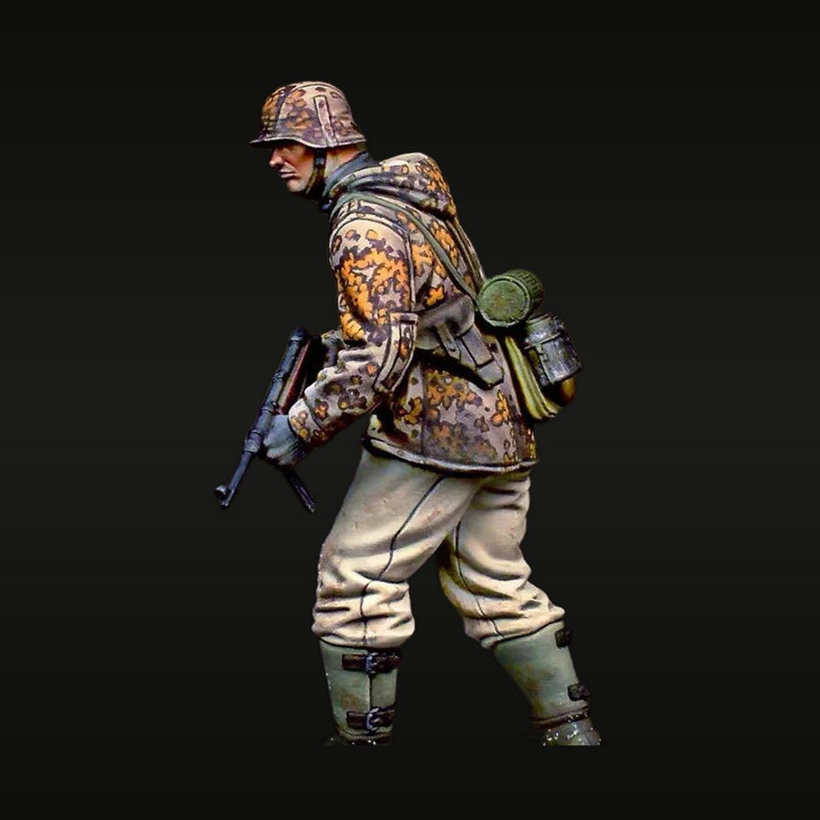 WWII German Soldier MP40 Splinter Camo 1/35 Resin Figure Kit - unpainted resin model kit